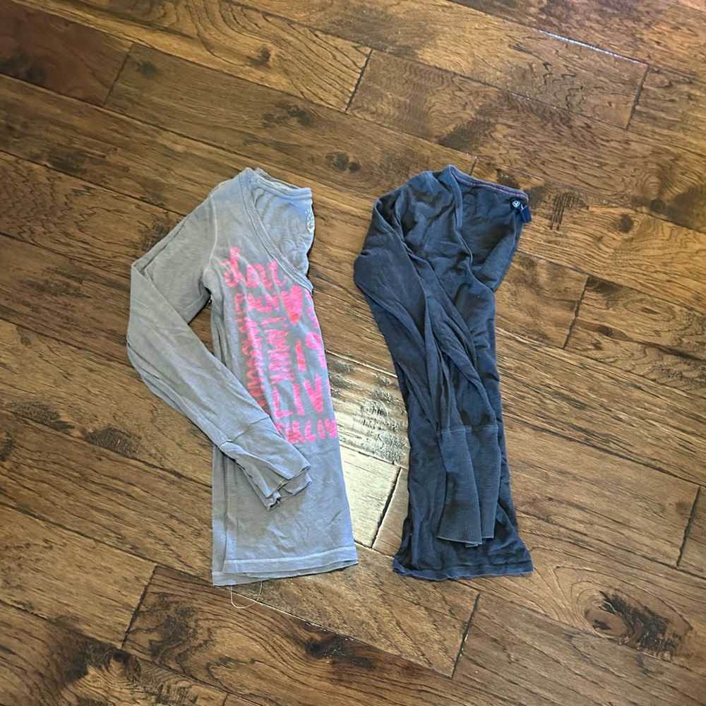 ⭐️ 3 for $15.00 ⭐️ 2-American Eagle Outfitters Long Sleeve V-Neck T-Shirt